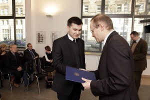 Przemysław Bibik, wyróżniony w kategorii prac magisterskich, obiera dyplom z rąk Prezesa IPN dr. Łukasza Kamińskiego (fot. IPN)