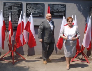 Odsłonięcia tablicy dokonali: wiceprezydent Maria Pędrak i Bronisław Orski, najstarszy członek Klubu "Samborzan", biorący udziął w tej uroczystości
