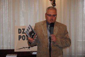 Bohdan Piętka prezentuje najnowszy numer "Zeszytów Oświęcimskich"