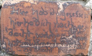 Napis na cegle na murze bloku nr 10 (dawny obóż macierzysty w Oświęcimiu)