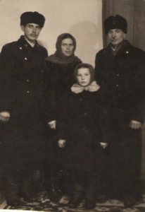 Szura z przybranym rodzicami Tatianą i Siemionem Jarosławskimi (stoją z prawej). Fot. wykonana w Bielcach