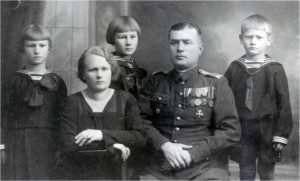 Sierżant Ferdynand Sekulski z rodziną (z lewej Irena Sekulska), Wołyń 1936 r.